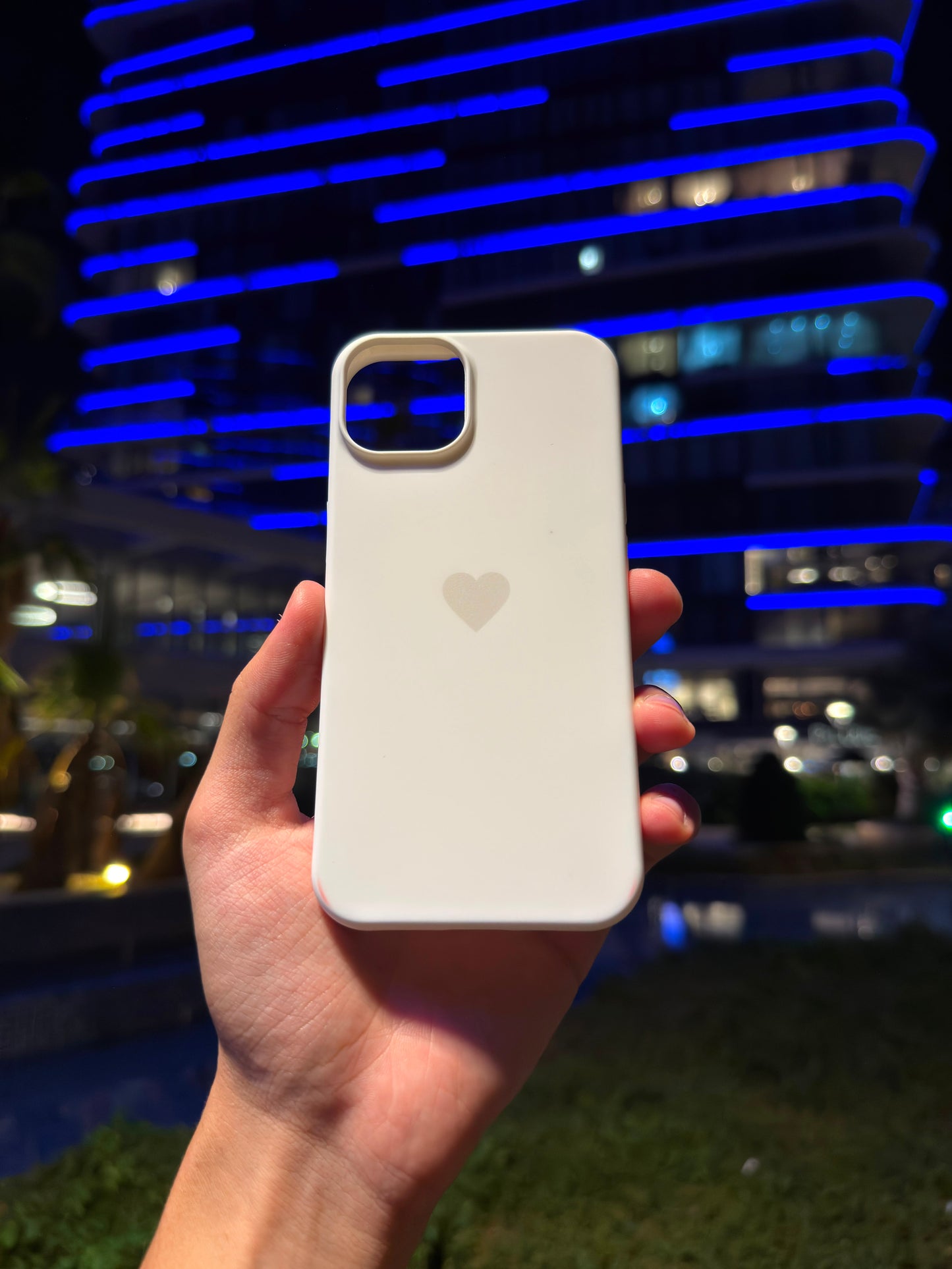 Kalp Logolu Klasik Telefon Kılıfı (Beyaz)